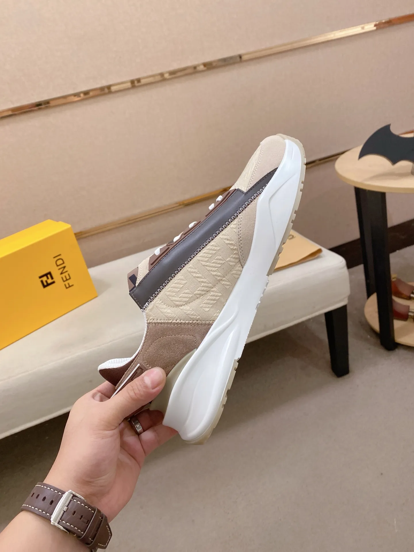 Factory price: 540💰(high version) [Fendi] Fendi’s latest casual shoes for men! Available at counters simultaneously! A one-to-one replica of the original. Made entirely of imported top-grain calfskin, the interior is made of top-grain water-dyed cowhide, and the original factory-supplied rubber outsole. Leading new fashion concepts. Matching code: 38-44 can be customized, 45 is not returnable!